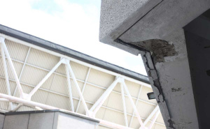 Foto: Dž. K. / Radiosarajevo.ba / Upozorenje za obrušavanje fasade na Zetri