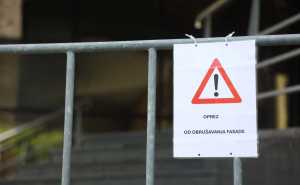 Foto: Dž. K. / Radiosarajevo.ba / Upozorenje za obrušavanje fasade na Zetri