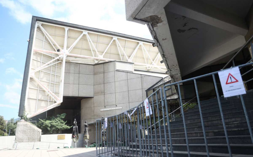 Upozorenje za obrušavanje fasade na Zetri