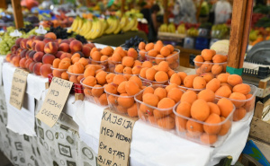 Foto: A. K. / Radiosarajevo.ba / Cijene voća na Markalama