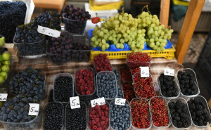 Foto: A. K. / Radiosarajevo.ba / Cijene voća na Markalama