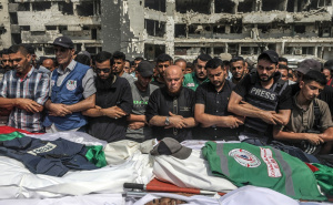 Foto: EPA / Palestinci na dženazi ubijenim novinarima