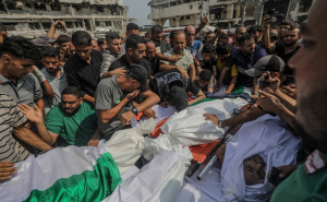 Foto: EPA / Palestinci na dženazi ubijenim novinarima