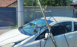 FOTO: Društvene mreže / Oštećeni automobil