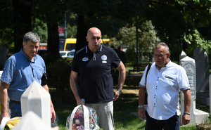 Foto: N.G / Radiosarajevo / Polaganje cvijeća na mezar Mustafe Hajrulahovića - Talijana
