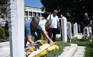 Foto: N.G / Radiosarajevo / Polaganje cvijeća na mezar Mustafe Hajrulahovića - Talijana
