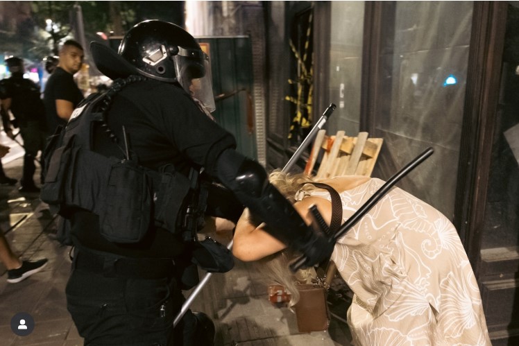 Policajac udara ženu na rotestima u Srbiji