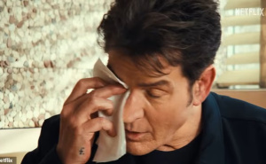 Foto: Screenshot / Youtube / Charlie Sheen zaplakao u dokumentarcu