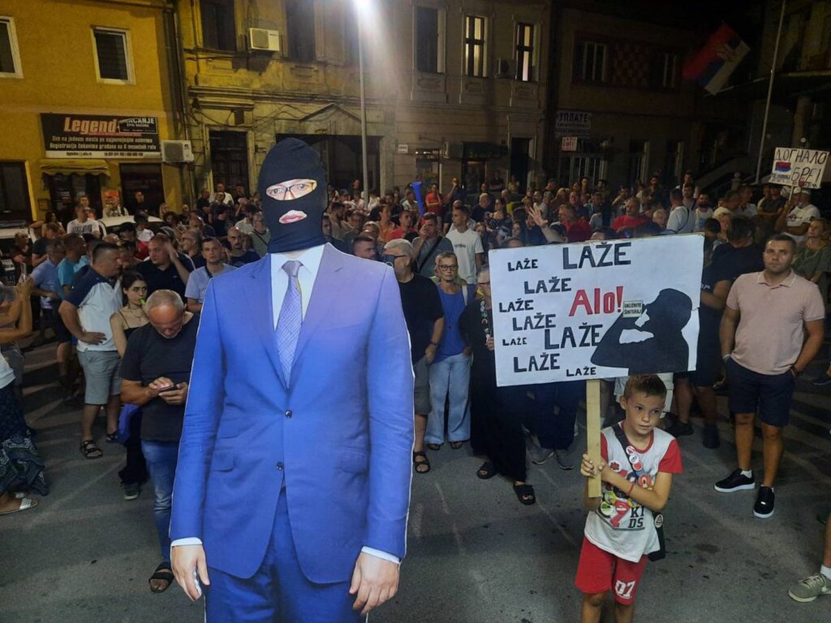 Kartonska silueta Vučića