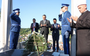Foto: Predsjedništvo BiH / Bećirović položio vijenac na Turbe generala Nanića i šehida 505. viteške brdske brigade Armije RBiH