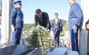 Foto: Predsjedništvo BiH / Bećirović položio vijenac na Turbe generala Nanića i šehida 505. viteške brdske brigade Armije RBiH