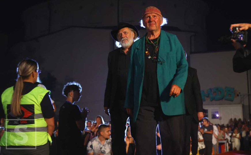 Glumačka ekipa nakon projekcije filma 'Paviljon'