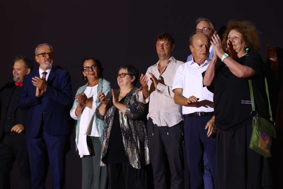 Glumačka ekipa nakon projekcije filma 'Paviljon'