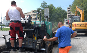 Foto: Vlada KS / Započelo asfaltiranje trotoara na dijelu Ulice Patriotske lige