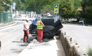 Foto: Vlada KS / Započelo asfaltiranje trotoara na dijelu Ulice Patriotske lige