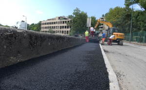 Foto: Vlada KS / Započelo asfaltiranje trotoara na dijelu Ulice Patriotske lige