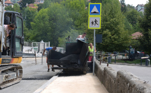 Foto: Vlada KS / Započelo asfaltiranje trotoara na dijelu Ulice Patriotske lige