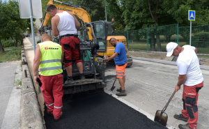 Foto: Vlada KS / Započelo asfaltiranje trotoara na dijelu Ulice Patriotske lige