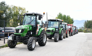 Foto: Radiosarajevo.ba / Kolona poljoprivrednika zaustavljena