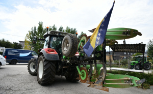 Foto: Radiosarajevo.ba / Kolona poljoprivrednika zaustavljena