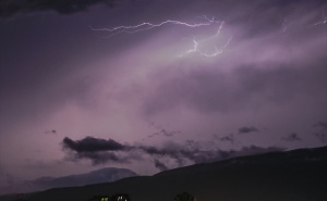 Foto: AA / Munje obasjale nebo iznad Sarajeva