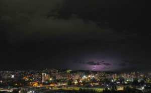 Foto: AA / Munje obasjale nebo iznad Sarajeva
