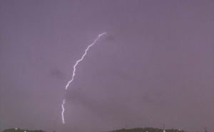 Foto: AA / Munje obasjale nebo iznad Sarajeva
