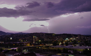 Foto: AA / Munje obasjale nebo iznad Sarajeva