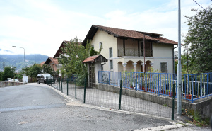 Foto: N. G. / Radiosarajevo.ba / Građanka postavila ogradu i zatvorila trotoar