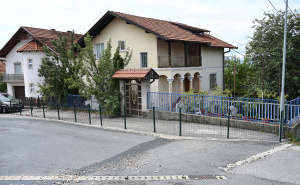 Foto: N. G. / Radiosarajevo.ba / Građanka postavila ogradu i zatvorila trotoar