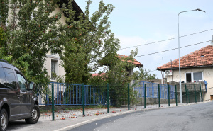 Foto: N. G. / Radiosarajevo.ba / Građanka postavila ogradu i zatvorila trotoar