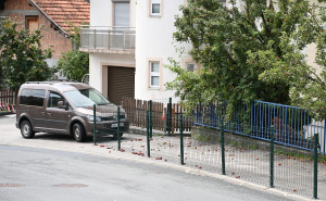 Foto: N. G. / Radiosarajevo.ba / Građanka postavila ogradu i zatvorila trotoar