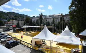 Foto: N. G. / Radiosarajevo.ba / Sklanjanje crvenog tepiha i Festivalskog trga