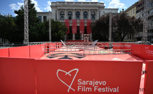 Foto: N. G. / Radiosarajevo.ba / Sklanjanje crvenog tepiha i Festivalskog trga