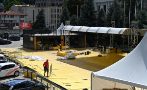 Foto: N. G. / Radiosarajevo.ba / Sklanjanje crvenog tepiha i Festivalskog trga