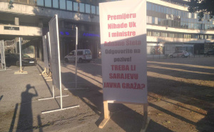 Radiosarajevo.ba / Transparenti na parkingu kod NPS-a