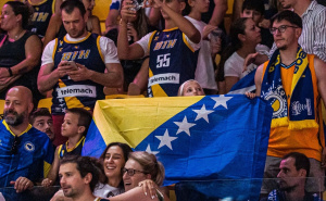 Foto: FIBA / Zastava BiH na tribinama u Limassolu