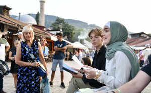 Foto: A. K. / Radiosarajevo.ba / Čitanje poezije ispred Sebilja