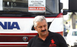Foto: Dž. K. / Radiosarajevo.ba / Munib Husić pravi  kafu sebi i kolegama vozačima