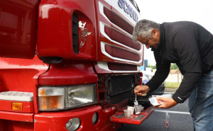 Foto: Dž. K. / Radiosarajevo.ba / Munib Husić pravi  kafu sebi i kolegama vozačima