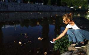 Foto: Dž. K. / Radiosarajevo.ba / Puštanje brodića u Miljacku
