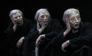 Foto: Charalambos Vlachodimos, Ilias Lachanas / Predstava 'Stare dame koje beru koprivu'