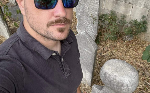 Foto: Facebook / Profesor na mezaru Zmaja od Bosne