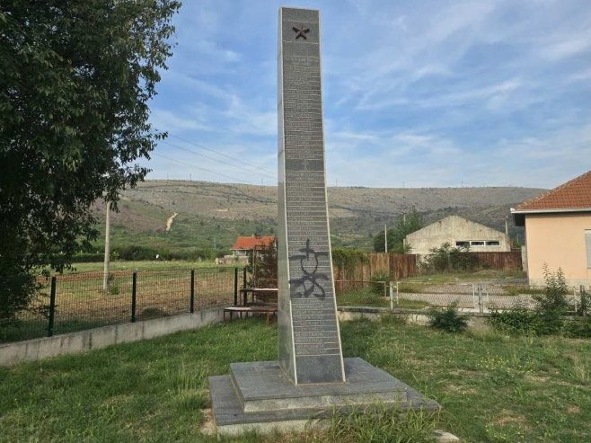 Ustaški simboli i poruke na spomeniku