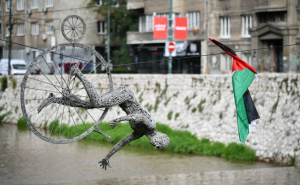 Foto: A. K. / Radiosarajevo.ba / Biciklista na žici se otkačio