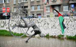 Foto: A. K. / Radiosarajevo.ba / Biciklista na žici se otkačio
