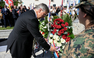 Foto: Anadolija / Plenković i delegacija u Jajcu