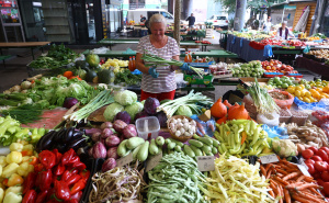 Foto: Dž.K. / Radiosarajevo.ba / Cijene voća i povrća na pijaci Grbavica