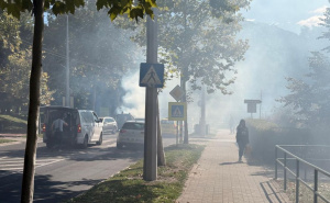 Foto: Čitatelj/Radiosarajevo.ba / Gori automobil u naselju Ciglane