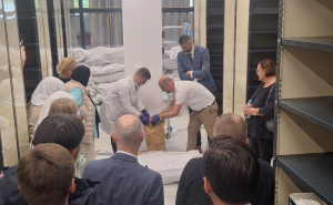 Foto: Institut za nestale BiH / Predmeti iz masovnih grobnica predati MC Srebrenica